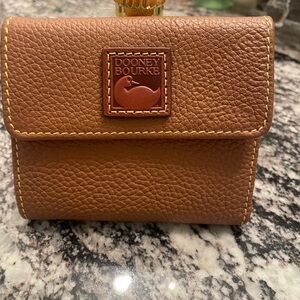 💼 Dooney & Bourke Pebbled Leather Wallet – Saddle Brown